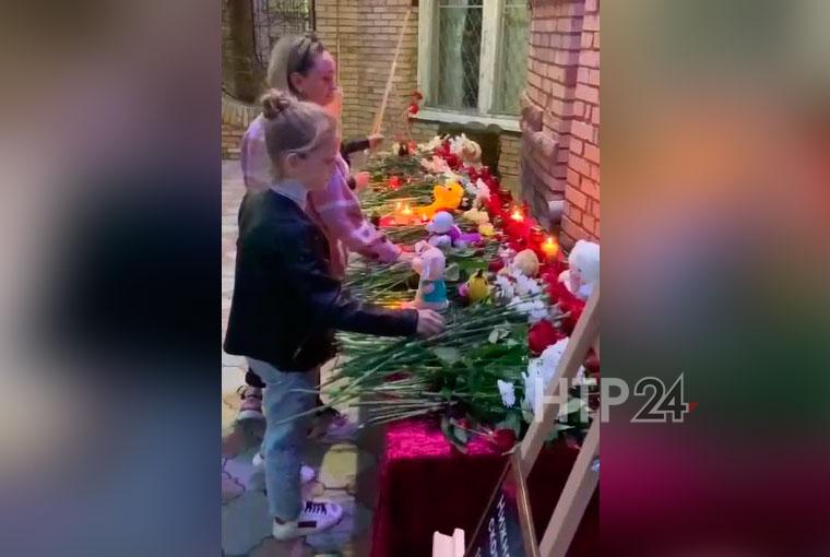 Нижнекамцы несут цветы к мемориалу около городского музея