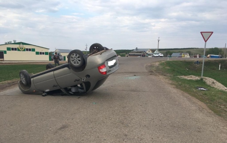 В Татарстане перевернулся легковой автомобиль, есть пострадавший