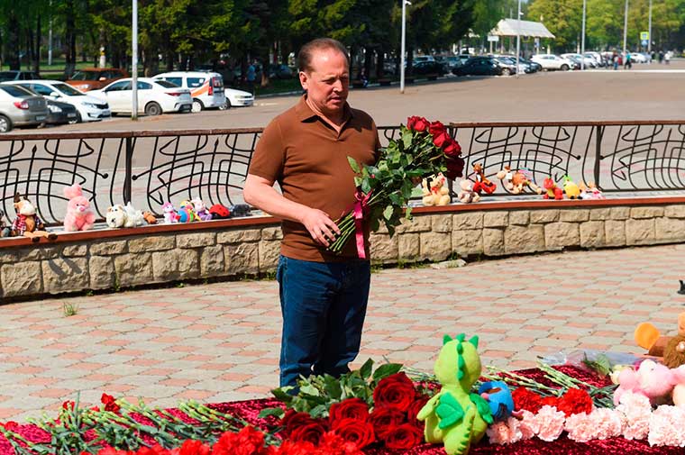 Мэр Нижнекамска возложил цветы к мемориалу погибших в казанской школе