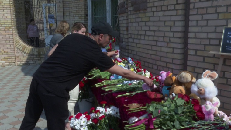 Сегодняшние новости нижнекамска. День траура в Татарстане погибшим в школе. Траур по погибшим детям. Гимназия 175 Казань траур. 11 Мая Казань 175 школа день траура.