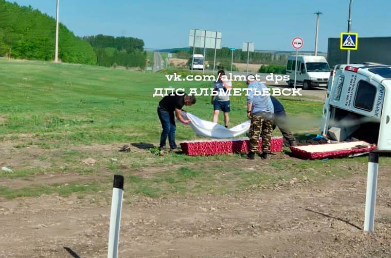 В Татарстане при ДТП из автомобиля ритуальных услуг выпал гроб с телом
