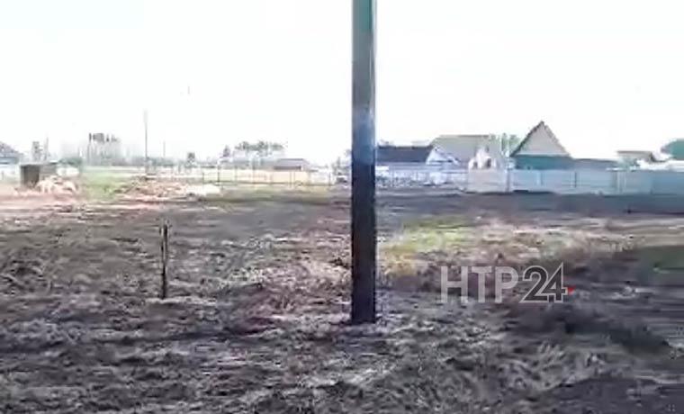Жительница села под Нижнекамском жалуется на опасные столбы