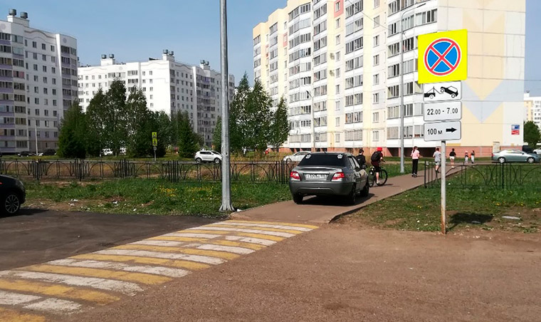В Нижнекамске автолюбитель чуть не сбил детей, проезжая по пешеходной дорожке
