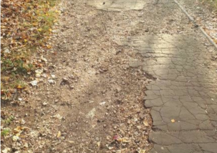 Нижнекамцы просят отремонтировать тротуар