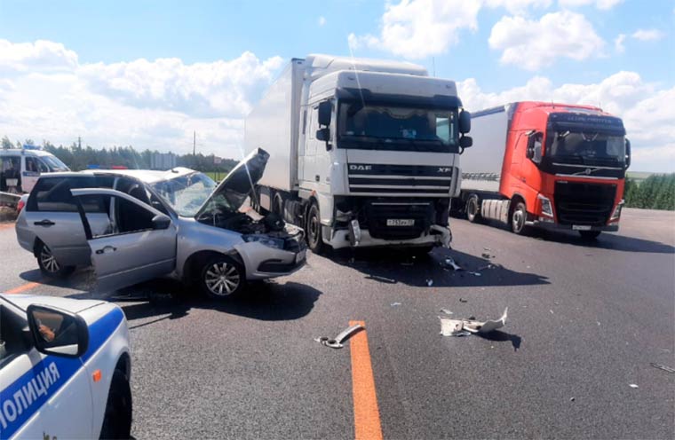 В Татарстане при столкновении с фурой погиб водитель легковушки