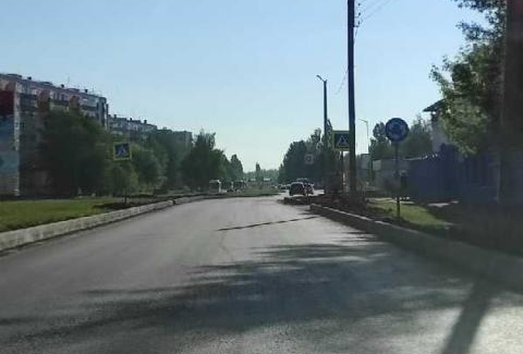 В Нижнекамске при ремонте дороги закатали асфальтом ливнёвки