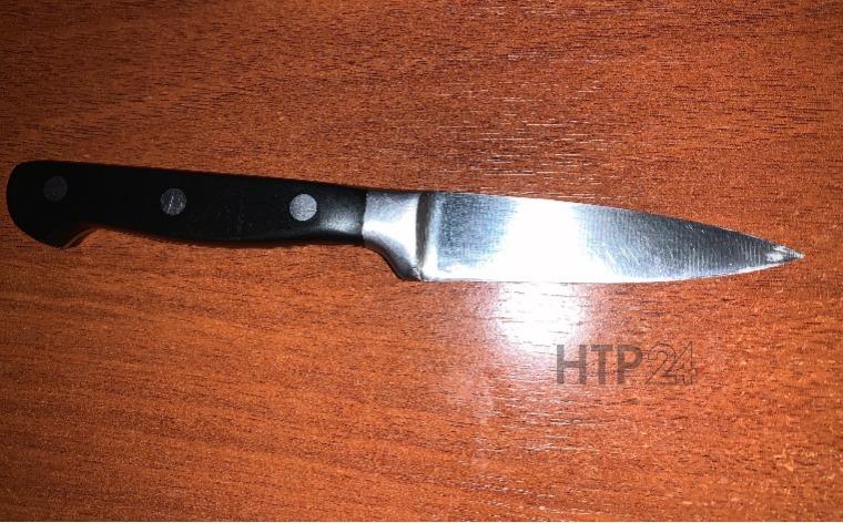 В Челнах мужчина в гостях напал на хозяина дома с ножом