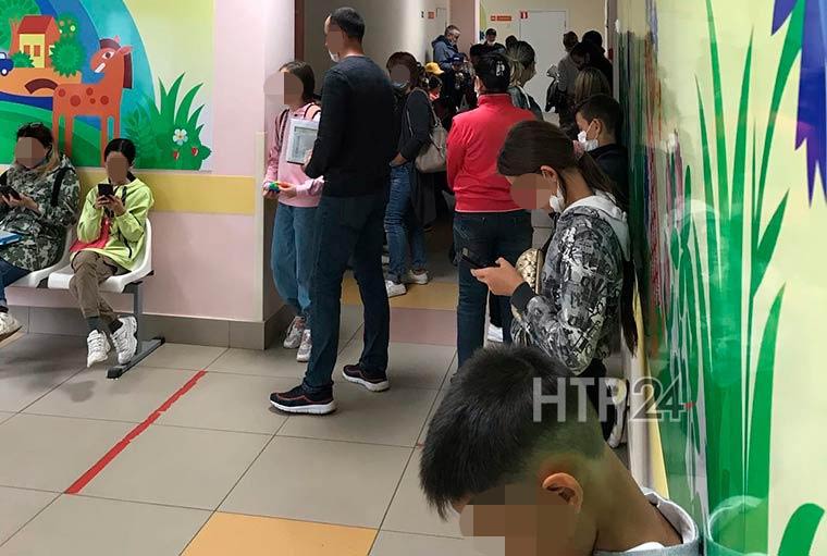 В детской поликлинике Нижнекамска скопилась очередь за справками из полсотни человек
