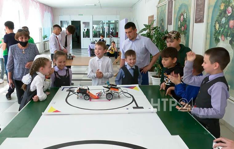 В Нижнекамске школьники показали роботов с искусственным интеллектом