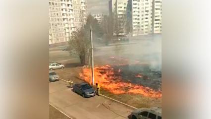 В Нижнекамске пожарные потушили огонь спецовками