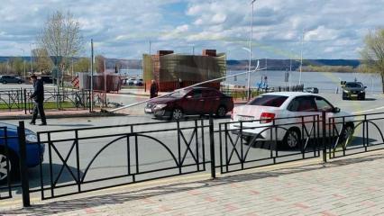 В Нижнекамске машина снесла фонарь, который упал на ехавшую следом иномарку - НТР 24