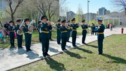 Оркестр Росгвардии в Казани исполнил для ветерана мелодии военных лет - НТР 24