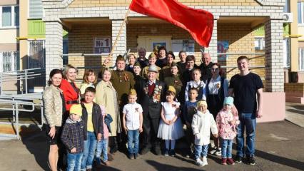 Жители Нижнекамска поздравили с Днём Победы ветерана Великой Отечественной войны Зинура Давляткирова - НТР 24