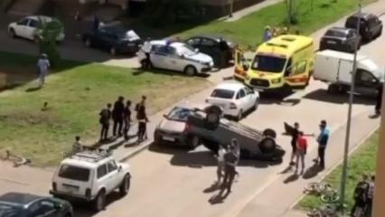 В одном из дворов Нижнекамска перевернулась машина - НТР 24