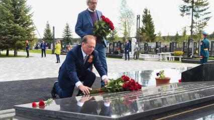 Мэр Нижнекамска возложил цветы к братской могиле, где похоронен его дед - НТР 24