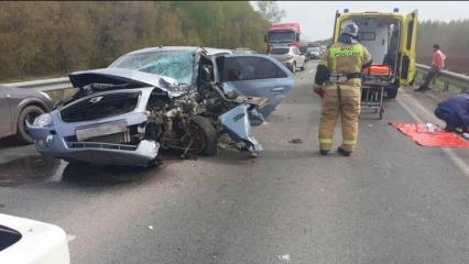 На трассе в Татарстане при лобовом столкновении внедорожника и легковушки погибли 2 человека - НТР 24