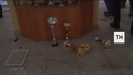 Телеграм: казанскому стрелку на входе в школу преградил путь вахтёр, он тяжело ранен - НТР 24