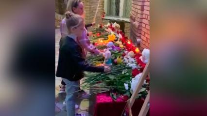 Нижнекамцы несут цветы к мемориалу около городского музея - НТР 24