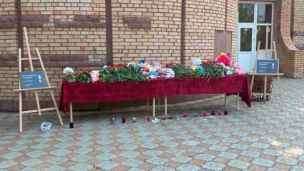 Нижнекамцы всю ночь приходили к мемориалу отдать дань памяти погибшим в казанской школе - НТР 24