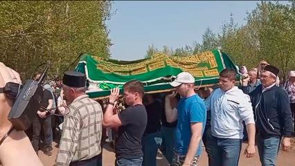 В Казани прощаются с учителем английского языка, погибшей при стрельбе в гимназии №175 - НТР 24