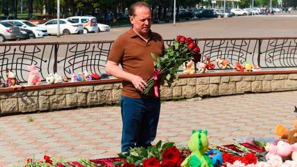 Мэр Нижнекамска возложил цветы к мемориалу погибших в казанской школе - НТР 24