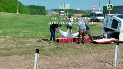 В Татарстане при ДТП из автомобиля ритуальных услуг выпал гроб с телом - НТР 24