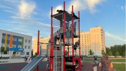 Нижнекамка беспокоится за детей, которые залезают на крышу горки - НТР 24