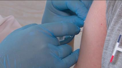 Правительство предложило включить прививку от коронавируса в национальный календарь