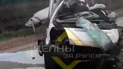Микроавтобус превратился в груду металла после столкновения с бензовозом на М7 в Татарстане