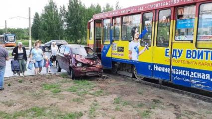 В Нижнекамске легковушка врезалась в трамвай