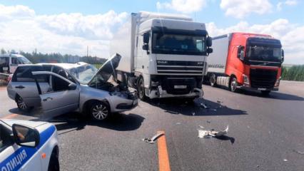 В Татарстане при столкновении с фурой погиб водитель легковушки