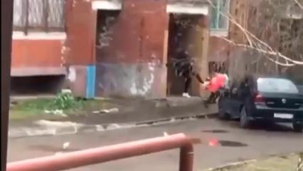 Соцсети: в Казани мать избила ребенка на глазах у прохожих - НТР 24