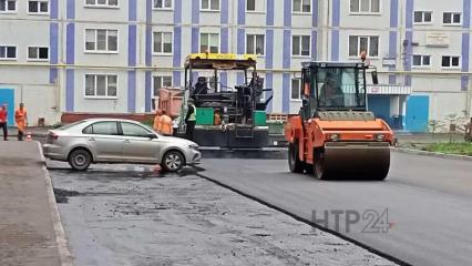 В Нижнекамске припаркованный автомобиль помешал долгожданному ремонту дороги - НТР 24