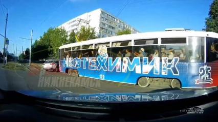 В Нижнекамске трамвай протаранил выехавшую на рельсы иномарку