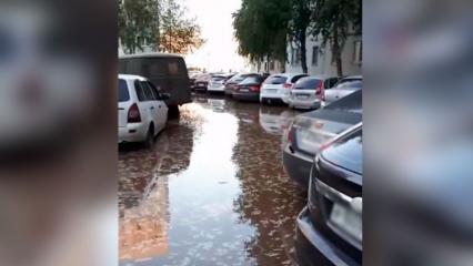 «Все машины в воде»: в Нижнекамске затопило двор на ул. Корабельной