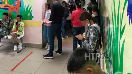 В детской поликлинике Нижнекамска скопилась очередь за справками из полсотни человек