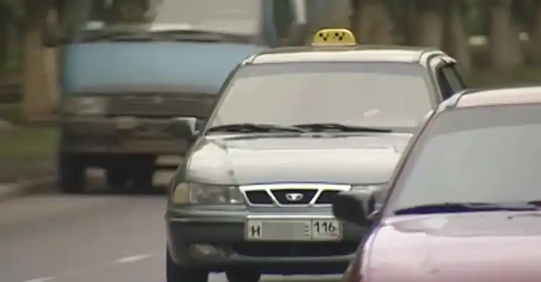 Медведев возмутился повышенными тарифами такси на поездки с детьми