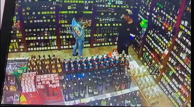 Житель Нижнекамска показал видео с людьми, укравшими алкоголь и пристыдил их