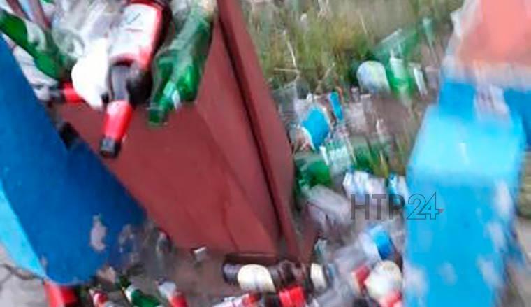 Житель Нижнекамска жалуется на переполненную пивными бутылками урну около детского батута