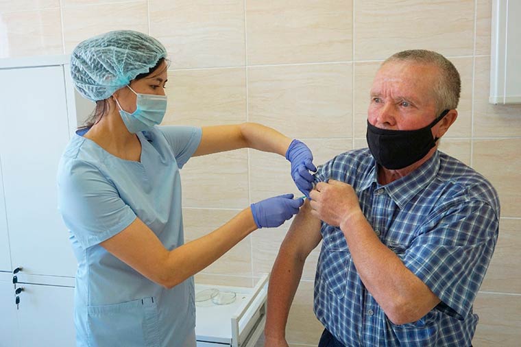 Жителей Нижнекамска пригласили на вакцинацию от COVID-19