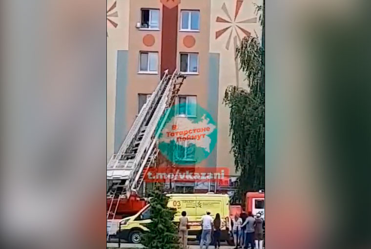 В Альметьевске спасли малыша, который стоял в открытом окне, опершись на сетку