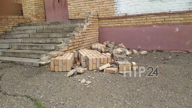 В Нижнекамске у жилого дома обрушилась лестница