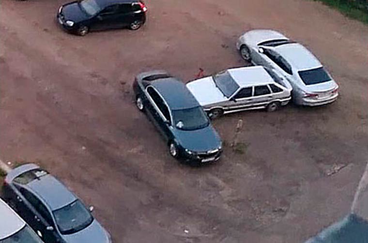 В Нижнекамске автовладелец блокирует чужие машины, потому что «купил» места на парковке у дома