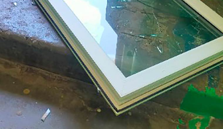 Жительница Нижнекамска обнаружила в подъезде упавшее пластиковое окно