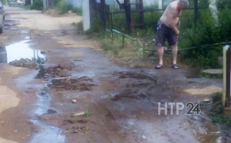 Улицу нижнекамского поселка Красный Ключ затопило нечистотами
