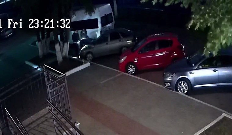 На видео попали воры, обокравшие автомобиль в одном из дворов Нижнекамска