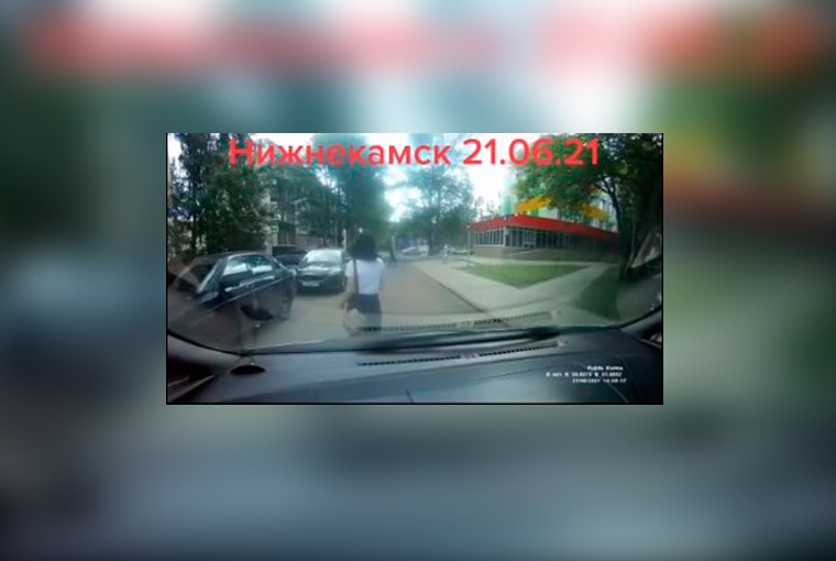 «Слышь, эй!»: в Нижнекамске водитель пристыдил девушку, переходившую дорогу в наушниках