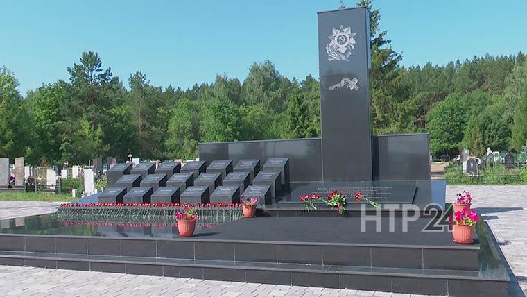 Представители администрации Нижнекамска возложили цветы к Монументу Победы