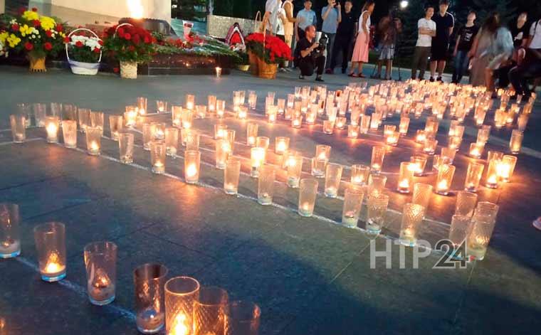 Жители Нижнекамска собрались у Монумента Победы на акцию «Свеча памяти»