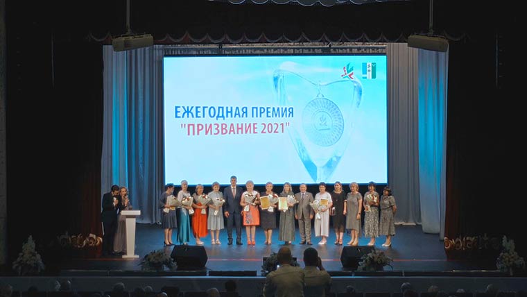 Мэр Нижнекамска и замминистра здравоохранения РТ исполнили песню-гимн «Спасибо врачам»